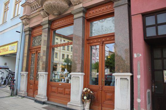 Prodejna svíček Slunce se přestěhovala na broumovské náměstí 