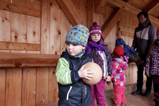 Hledání kuřátek v klášterní zahradě 