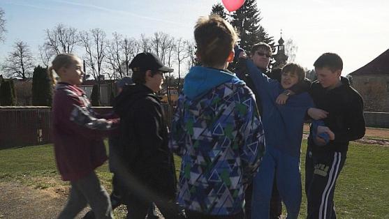 Červený balónek po Policku 