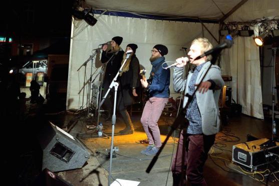 Rozsvícení vánočního stromu v Broumově si nenechaly ujít stovky lidí 