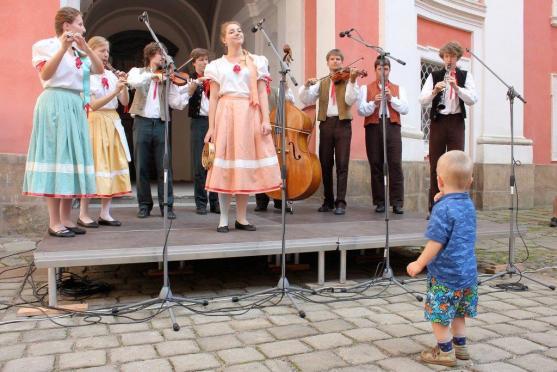 Burčákobraní se vydařilo, přišly stovky lidí… V sobotu bude klášter zvát na Podzimní trh 