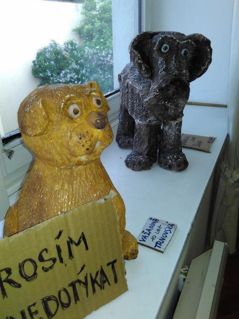 V Zeleném domečku vystavují své obrazy žáci výtvarného oboru Základní umělecké školy v Polici nad Metují 