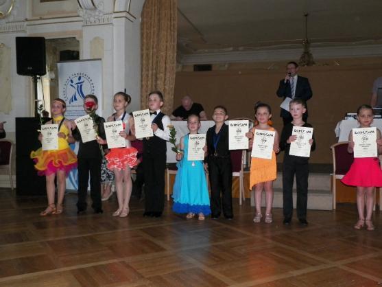 Broumovské taneční páry se zúčastnily dvou soutěží. Vzorně reprezentovaly město a domů si odvezly cenné kovy 