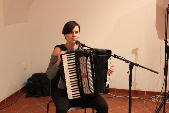 Lapidárium broumovského kláštera zaplnily fotografie Filipa Topola 