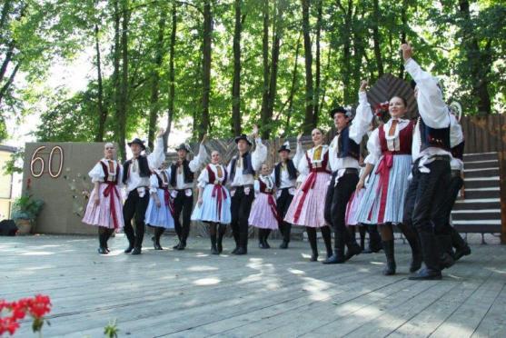 Světové folklorní soubory nečekaně překvapí Hronov, Náchod a Ratibořice 