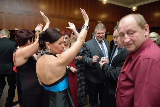 Na Plese města Broumova se kromě tance i žonglovalo. K vidění byla i UV show 