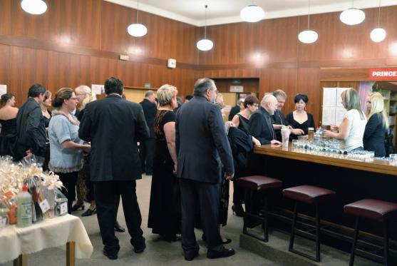 Lee Andrew Davison. Účinkoval ve filmu Šakalí léta, v muzikálu Hair a v sobotu na Plese podnikatelů 