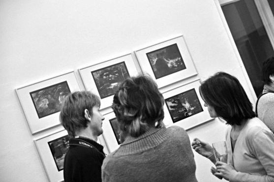 V broumovském Klubu ROK vystavuje své olejotisky Rostislav Krámský 