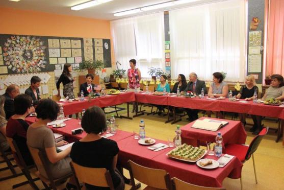 Americký velvyslanec v Broumově navštívil klášter, Masarykovu základní školu a undergroundový klub Eden