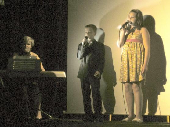 Broumovská Základní umělecká škola ukončila školní rok a mladé tanečnice i zpěváci okouzlili rodiče 