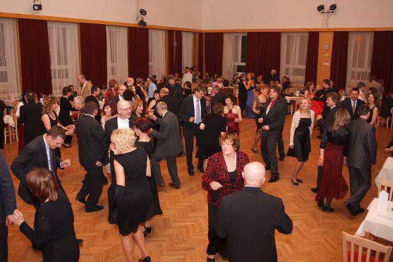 Na Plese podnikatelů v Broumově vystoupila světová špička v tanečních formacích Taneční škola Krok z Hradce Králové 