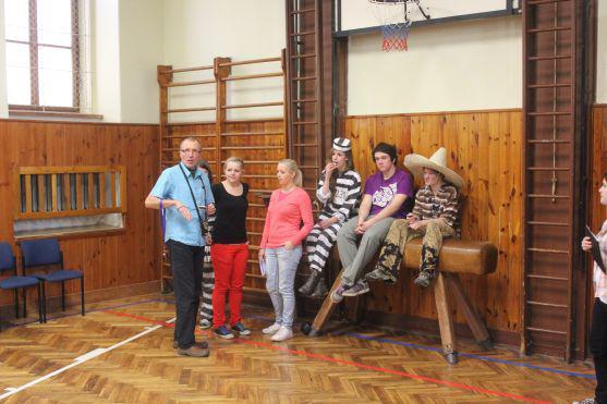 Okolí gymnázia v Broumově vonělo octem a levnými parfémy 