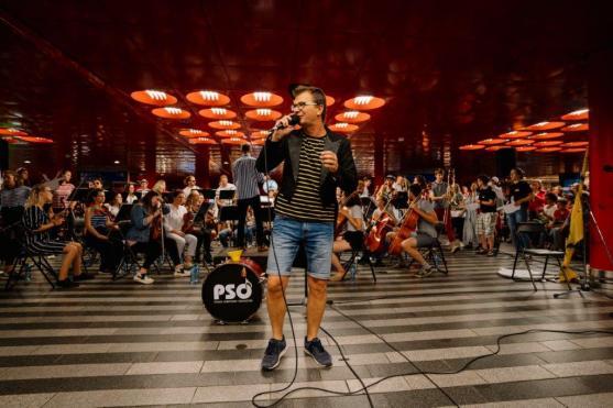 Při koncertním benefičním turné po nádražích muzikanti z Police Symphony Orchestra vybrali pro Plešouny přes sto tisíc korun 