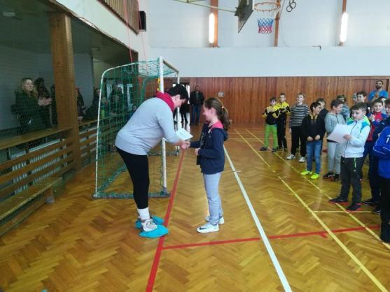 Starší přípravka Slovanu Broumov ukořistila na turnaji ve Vamberku tři poháry 