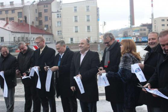 Nový kruhový objezd urychlí průjezd městem. Při slavnostním otevření se všichni shodli, že Náchod obchvat města potřebuje