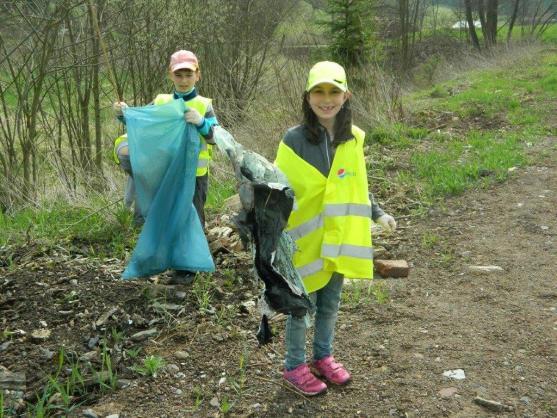 Děti z jetřichovské školy se připojily k jarnímu úklidu Broumovska