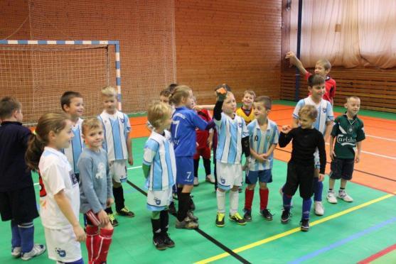 Fotbalová přípravka Slovanu Broumov strávila nedělní dopoledne s Létajícími trenéry