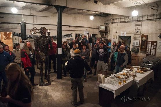 Výstavu Okuje ještě žhavé v undergroundovém klubu Eden uvedl básník Jaroslav Erik Frič