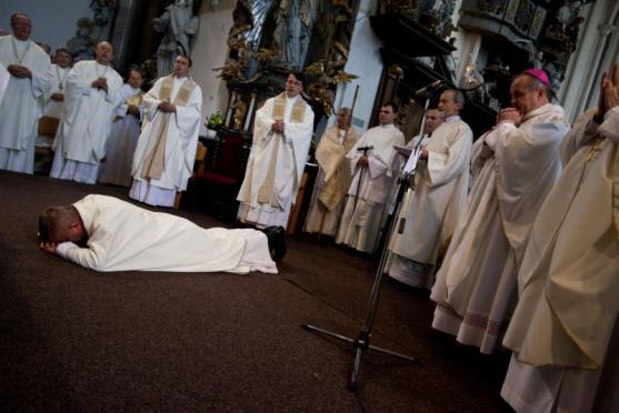 Nový želivský opat převzal požehnání z rukou královéhradeckého biskupa