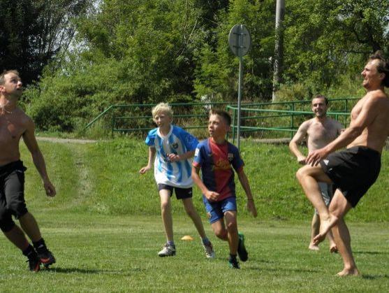 Broumovské mladší žáky na soustředění potrénoval bývalý fotbalový ligový brankář Karel Podhajský
