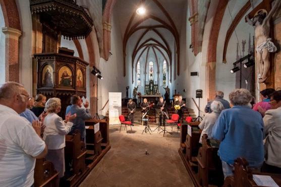 Letní cyklus koncertů Za poklady Broumovska poprvé ve své historii zavítal na PolickoOsmým koncertem v pořadí zavítal festival Za poklady Broumovska poprvé ve své jedenáctileté historii do Police nad Metují, a to z důvodu špatného stavu heřmánkovického a šonovského kostela, kde musely být koncerty pro letošek zrušeny. V polickém kostele Nanebevzetí Panny Marie tak díky tomu mohlo vystoupit Trio Arundo spolu s hráčem na basetový roh Karlem Dohnalem.