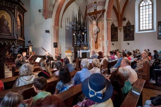 Letní cyklus koncertů Za poklady Broumovska poprvé ve své historii zavítal na PolickoOsmým koncertem v pořadí zavítal festival Za poklady Broumovska poprvé ve své jedenáctileté historii do Police nad Metují, a to z důvodu špatného stavu heřmánkovického a šonovského kostela, kde musely být koncerty pro letošek zrušeny. V polickém kostele Nanebevzetí Panny Marie tak díky tomu mohlo vystoupit Trio Arundo spolu s hráčem na basetový roh Karlem Dohnalem.