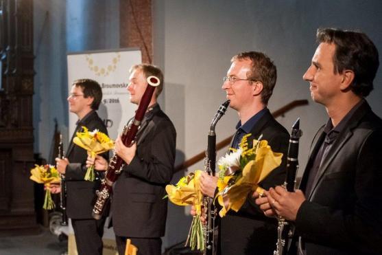 Letní cyklus koncertů Za poklady Broumovska poprvé ve své historii zavítal na PolickoOsmým koncertem v pořadí zavítal festival Za poklady Broumovska poprvé ve své jedenáctileté historii do Police nad Metují, a to z důvodu špatného stavu heřmánkovického a šonovského kostela, kde musely být koncerty pro letošek zrušeny. V polickém kostele Nanebevzetí Panny Marie tak díky tomu mohlo vystoupit Trio Arundo spolu s hráčem na basetový roh Karlem Dohnalem.