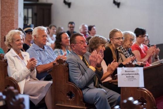 Letní cyklus koncertů Za poklady Broumovska poprvé ve své historii zavítal na PolickoOsmým koncertem v pořadí zavítal festival Za poklady Broumovska poprvé ve své jedenáctileté historii do Police nad Metují, a to z důvodu špatného stavu heřmánkovického a šonovského kostela, kde musely být koncerty pro letošek zrušeny. V polickém kostele Nanebevzetí Panny Marie tak díky tomu mohlo vystoupit Trio Arundo spolu s hráčem na basetový roh Karlem Dohnalem.