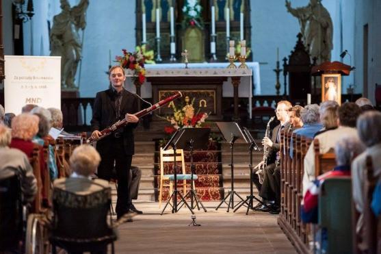 Letní cyklus koncertů Za poklady Broumovska poprvé ve své historii zavítal na PolickoOsmým koncertem v pořadí zavítal festival Za poklady Broumovska poprvé ve své jedenáctileté historii do Police nad Metují, a to z důvodu špatného stavu heřmánkovického a šonovského kostela, kde musely být koncerty pro letošek zrušeny. V polickém kostele Nanebevzetí Panny Marie tak díky tomu mohlo vystoupit Trio Arundo spolu s hráčem na basetový roh Karlem Dohnalem.