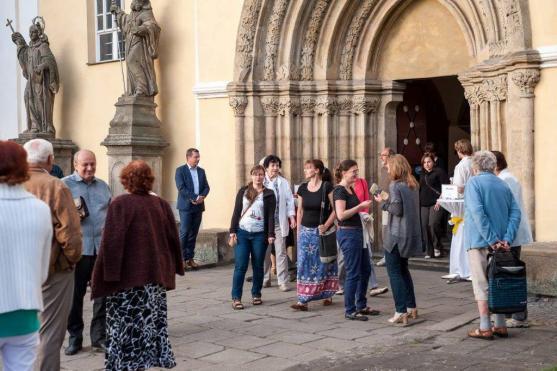 Letní cyklus koncertů Za poklady Broumovska poprvé ve své historii zavítal na PolickoOsmým koncertem v pořadí zavítal festival Za poklady Broumovska poprvé ve své jedenáctileté historii do Police nad Metují, a to z důvodu špatného stavu heřmánkovického a šonovského kostela, kde musely být koncerty pro letošek zrušeny. V polickém kostele Nanebevzetí Panny Marie tak díky tomu mohlo vystoupit Trio Arundo spolu s hráčem na basetový roh Karlem Dohnalem.