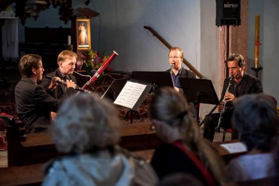 Letní cyklus koncertů Za poklady Broumovska poprvé ve své historii zavítal na PolickoOsmým koncertem v pořadí zavítal festival Za poklady Broumovska poprvé ve své jedenáctileté historii do Police nad Metují, a to z důvodu špatného stavu heřmánkovického a šonovského kostela, kde musely být koncerty pro letošek zrušeny. V polickém kostele Nanebevzetí Panny Marie tak díky tomu mohlo vystoupit Trio Arundo spolu s hráčem na basetový roh Karlem Dohnalem.