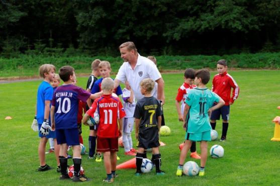 Na fotbalovou školičku přijel legendární sparťan a bývalý reprezentant Horst Siegl 