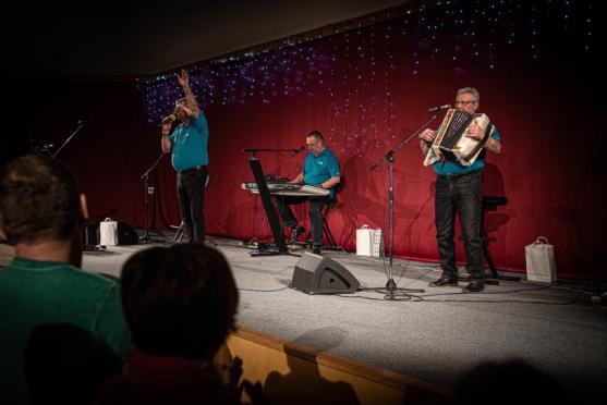 Veselá trojka potěšila zaplněný sál Střelnice