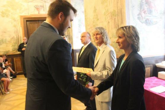 Absolventi Gymnázia Broumov převzali maturitní vysvědčení