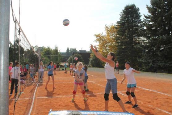 Na turnaji barevného volejbalu se dařilo broumovským týmům