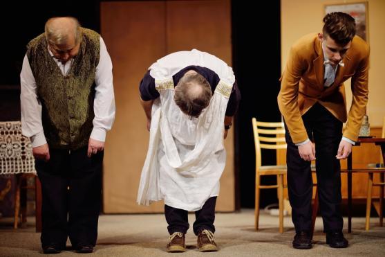 Divadelní soubor Divadlo Broumov sklidil ovace za premiéru francouzské komedie "Mátový nebo citron?"