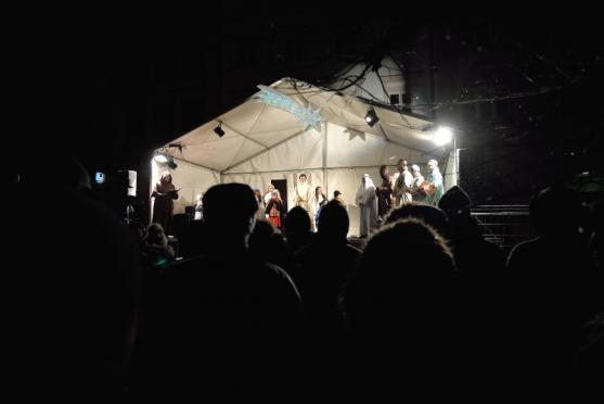 Broumovské náměstí ožilo díky živému betlému