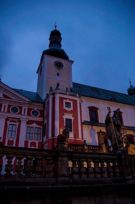 Noční Broumov na fotografiích Lukáše Sokola