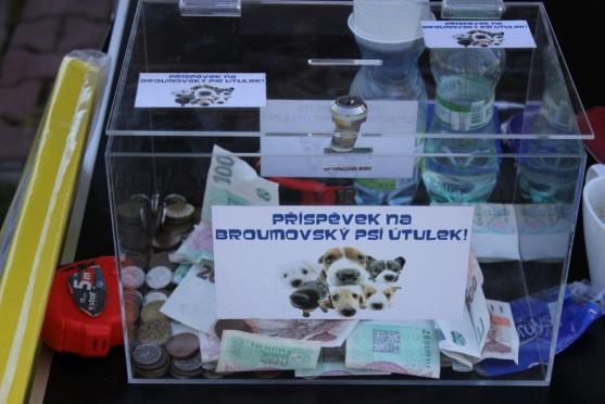Golfisté z Grosshofu vybrali přes tři tisíce korun na broumovský psí útulek
