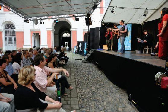 Malé letní divadlení se přehouplo do své druhé poloviny