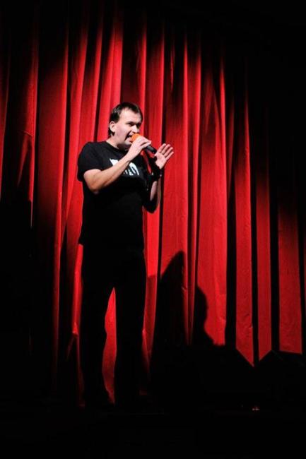 Video: Jaroslav Špulák při svém křtu nové knihy dvakrát zaplnil divadlo v Broumově