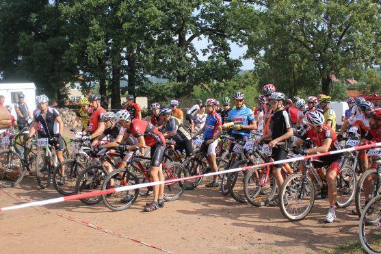 Na start cyklistického závodu Okolo Broumova se postavilo 194 závodníků