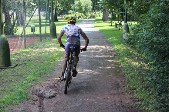 MTB TRILOGY: Po prologu a 1. etapě vede Hruška, druhý Vokrouhlík jel závěr etapy bez sedla