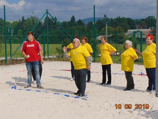 Senioři v Broumově si rádi hrají! První ročník sportovní olympiády jim rozproudil krev v žilách