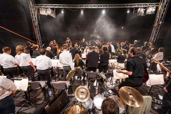 Hvězdy z PSO se snesly do klášterní zahrady. Vznikla tak neopakovatelná tradice venkovních charitativních koncertů 