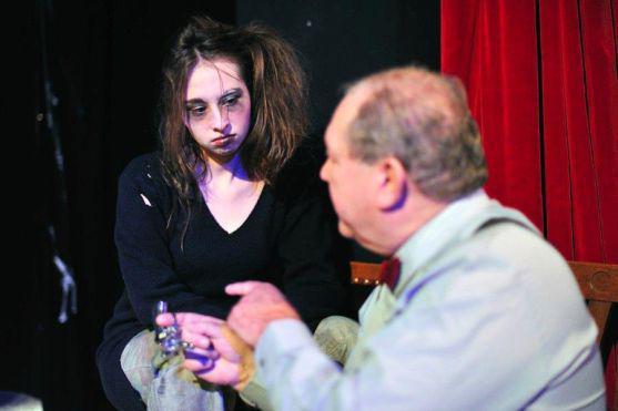 Nový soubor Divadlo Broumov se o víkendu dvakrát představil s hrou Hrobka s vyhlídkou