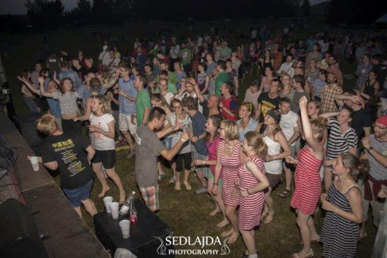 Mňága a Žďorp zahrála v Otovicích dobrovolníkům i stovkám místních 