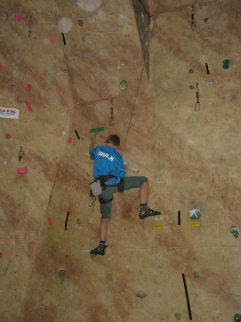 Členové broumovského horolezeckého kroužku poprvé startovali na lezeckých závodech