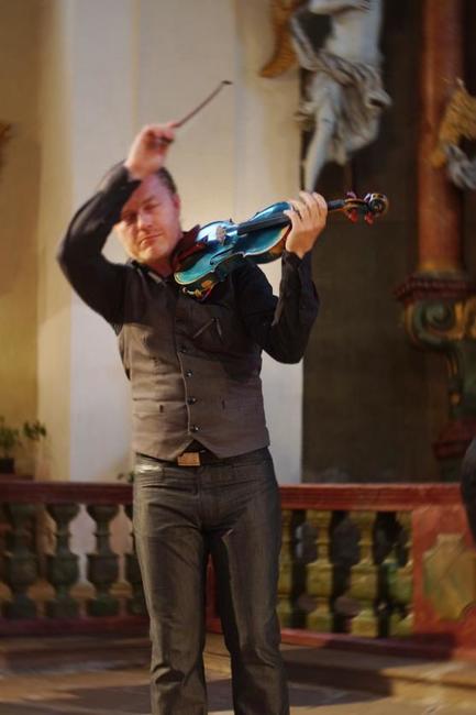 Pavel Šporcl nadchl zaplněný kostel sv. Michaela. Devátý ročník festivalu Za poklady Broumovska byl rekordní v návštěvnosti i výši dobrovolného vstupného 