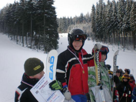 V Teplicích nad Metují startovalo ve veřejném závodě v obřím slalomu 55 mladých lyžařů
